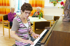 Bewohnerin spielt Klavier